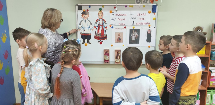 Знакомство с русским костюмом Знакомство с русским костюмом.