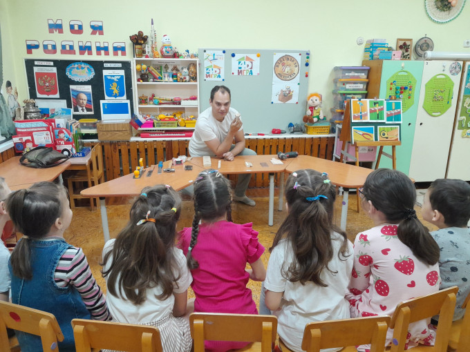 Знакомство с профессиями - столяр Знакомство с профессиями - столяр.